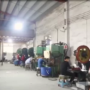 Producción en serie en una fábrica de cubiertos