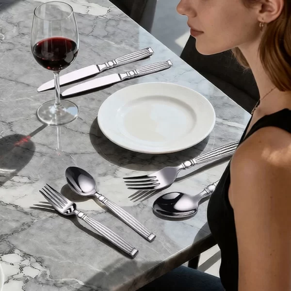 Maßgefertigtes Besteckset aus Silber mit elegantem, geripptem Griff, Großhandel D014