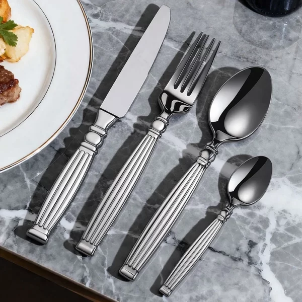 Maßgefertigtes Besteckset aus Silber mit elegantem, geripptem Griff, Großhandel D014